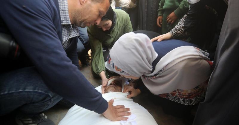 فلسطينيون يؤدون صلاة الجنازة في مستشفى الشفاء بمدينة غزة