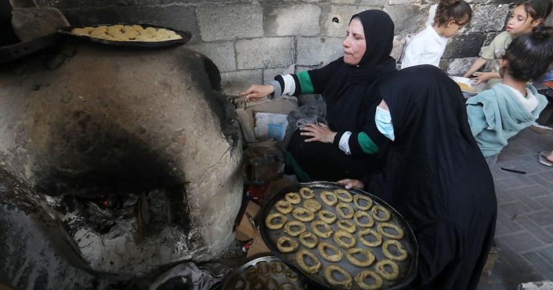كعك العيد قرب الخط الأصفر.. طقسٌ فلسطيني يصمد في وجه النزوح