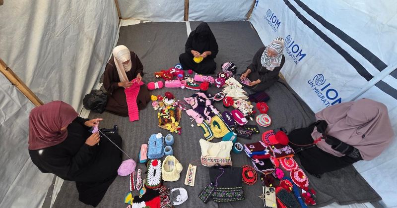 أرامل فلسطينيات يعملن على حياكة المشغولات الصوفية لتأمين دخل لإعالة أطفالهن