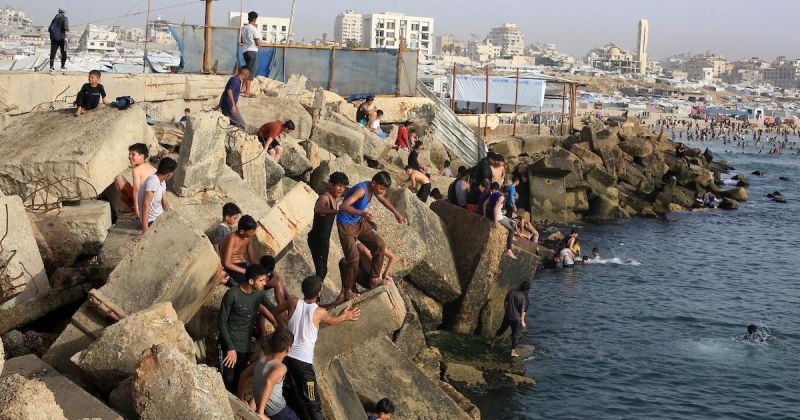 شاطئ غزة.. متنفس النازحين في حرّ الأزمة