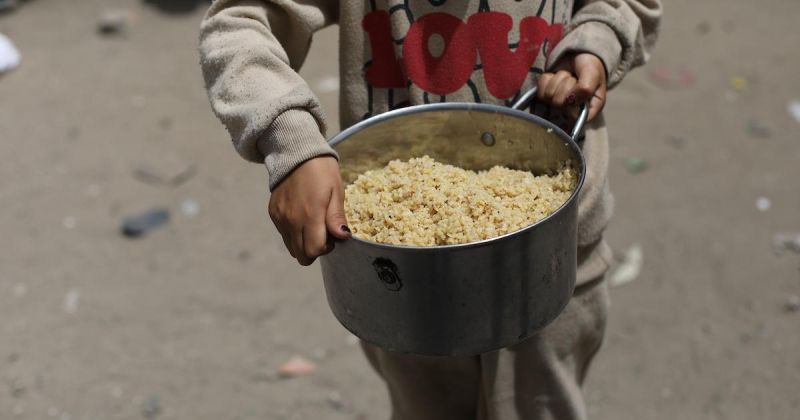 غزة على أبواب جوع جديد… نازحون يصطفون في النصيرات بحثاً عن وجبة