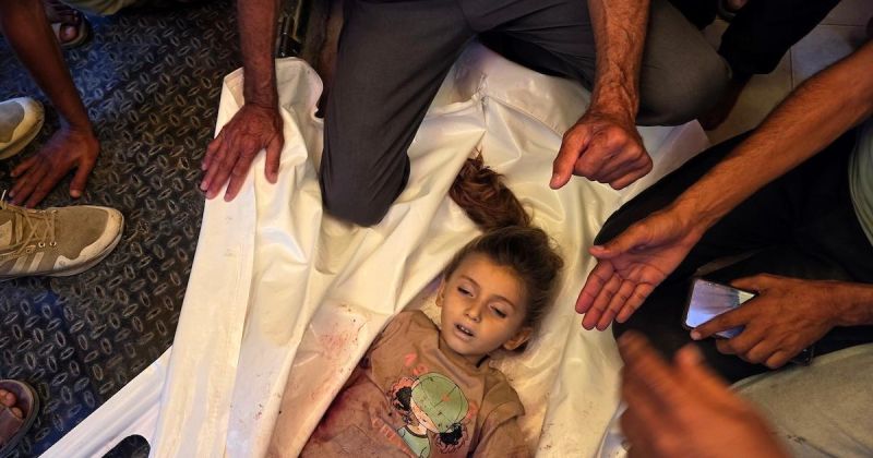 وداع موجع لطفلة وامرأة بعد قصف خيام النازحين في خان يونس
