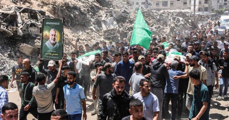 غزة تشيّع محمد عودة وأفراداً من عائلته بعد غارة إسرائيلية في حي الرمال
