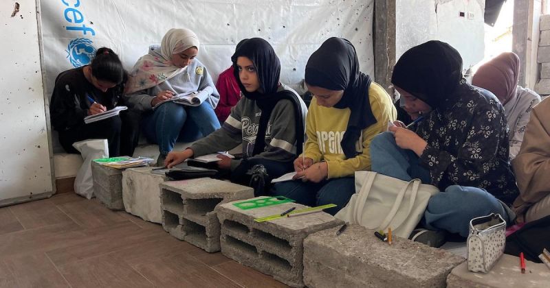 على الحجارة بدل المقاعد.. أطفال جباليا يعودون إلى التعليم وسط الركام