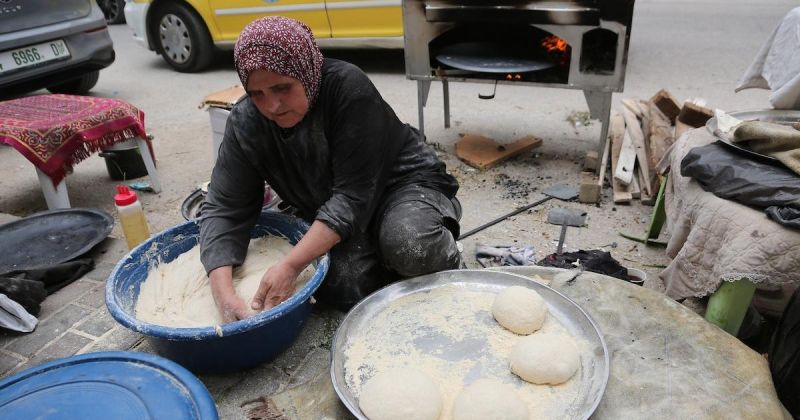 امرأة فلسطينية تُعدّ الخبز على نار الحطب في نابلس ضمن فعاليات معرض «ملح الأرض»