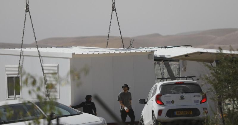في أم الخير… بيوت متنقلة للمستوطنين تقابلها حياة فلسطينية تُزاح عن أرضها