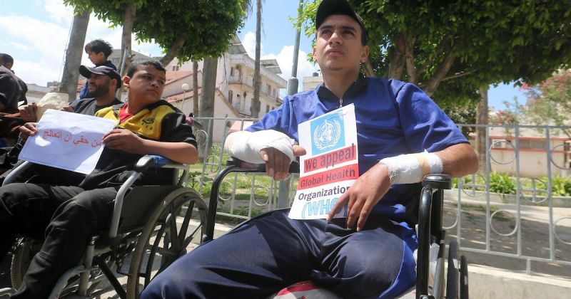 جرحى الحرب في غزة يحتجون للمطالبة بتسريع العلاج في الخارج