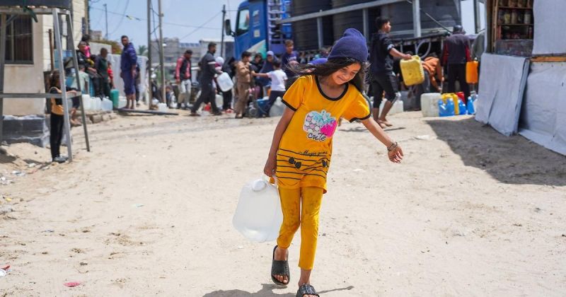 نازحون في المواصي يصطفون للحصول على المياه وسط أزمة حادة في غزة