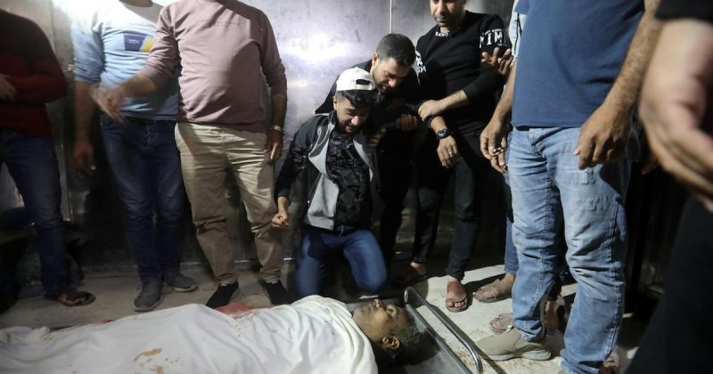 ينوح فلسطينيون على جثمان رجل في مستشفى الشفاء بمدينة غزة
