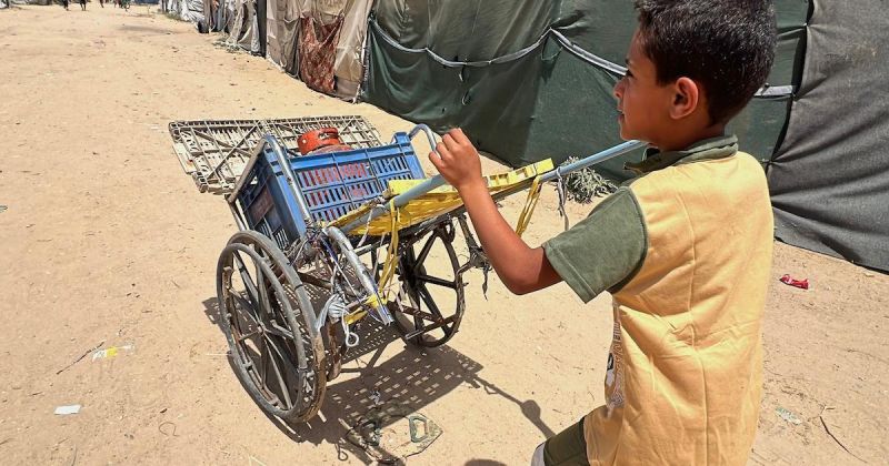 مالك… طفل بعربة نقل يحمل عبء عائلة ويحلم بطفولة عادية