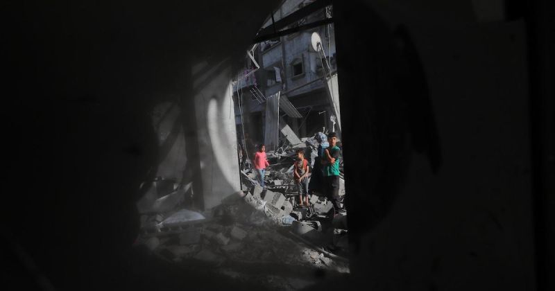 المغازي تحت الإنذار والقصف: شهيد وجرحى في استهداف منزل وسط غزة