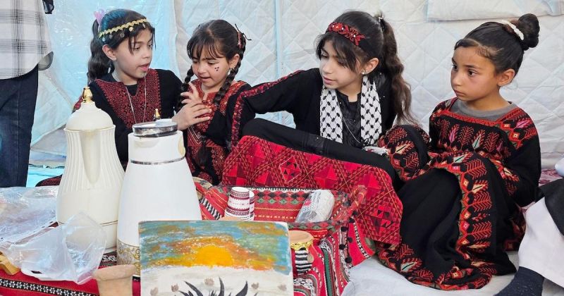 "مواسم ملونة" في مواصي خان يونس: معرض فني وتعليمي يمنح أطفال النزوح مساحة للإبداع