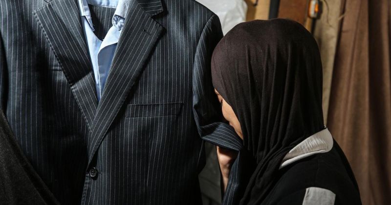 فستان الزفاف بجانب صور الأب.. عروس فلسطينية تتحضر للفرح وسط الحداد في غزة