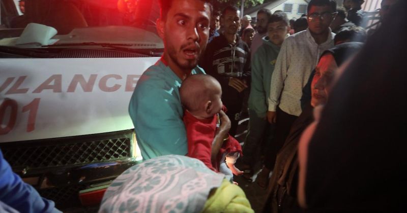 في غزة... الإسعاف ينقل ما تبقى من الحياة بعد غارة على حي الرمال