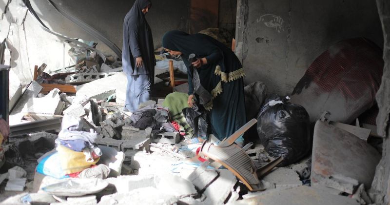 بين الركام والذاكرة: فلسطينيون يتفقدون ما تبقى من منازلهم بعد غارة ليلية على مخيم البريج