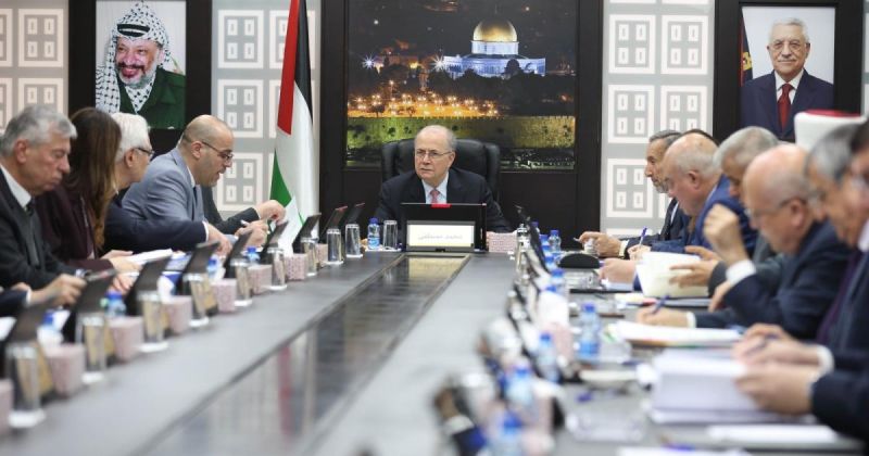 الحكومة الفلسطينية تحذر من تفشي أمراض خطيرة في غزة وتقر إعفاءات صحية لعمال أراضي 48