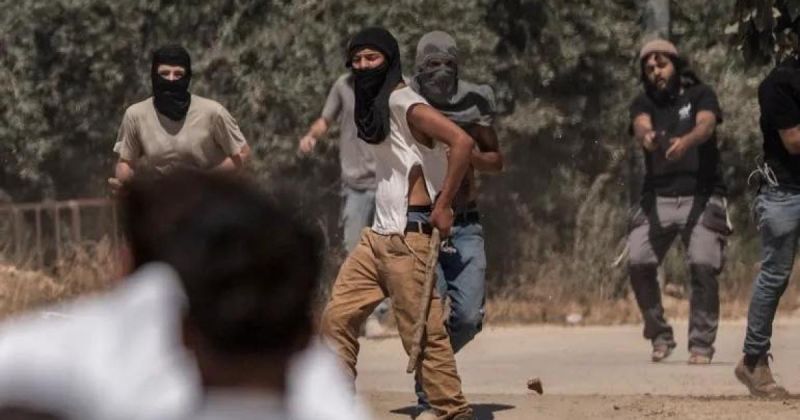 الضفة الغربية: يوم حافل باعتداءات المستعمرين واقتحامات الاحتلال من الأغوار إلى الخليل وجنين