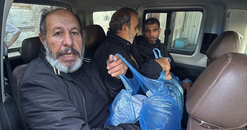 خمسة أسرى يعودون إلى غزة عبر دير البلح