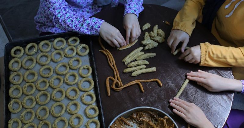 كعك العيد في النصيرات.. محاولة لحفظ الفرح وسط قسوة الحرب