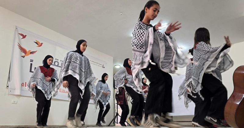 في خان يونس.. أطفال غزة يروون حكايات النزوح بالألوان والقصص