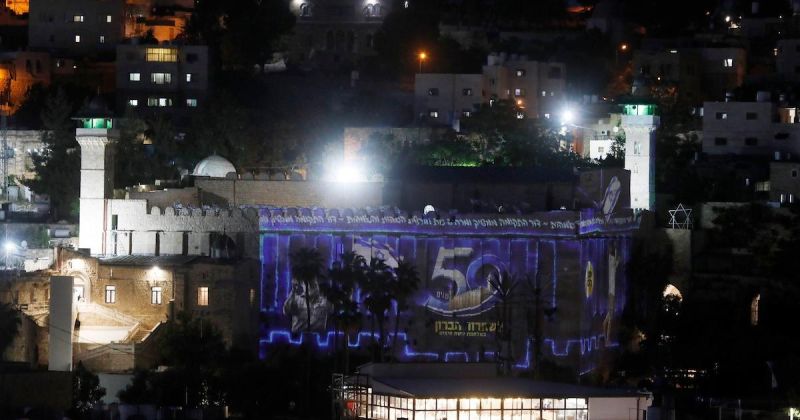مستعمرون يحوّلون محيط الحرم الإبراهيمي إلى ساحة احتفال استفزازية ويرفعون الأعلام الإسرائيلية على واجهاته