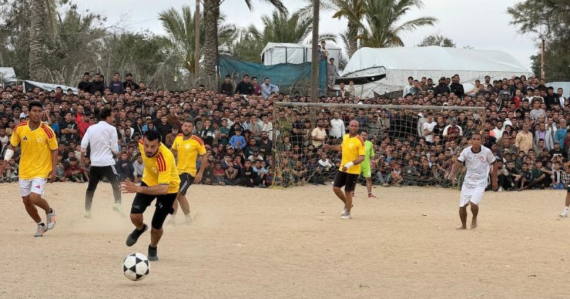 بطولة لكرة القدم على ملعب مؤقت بين الخيام في خان يونس