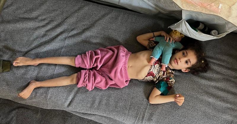 داليا الزويدي.. طفلة تواجه المرض والجوع داخل خيمة في النصيرات