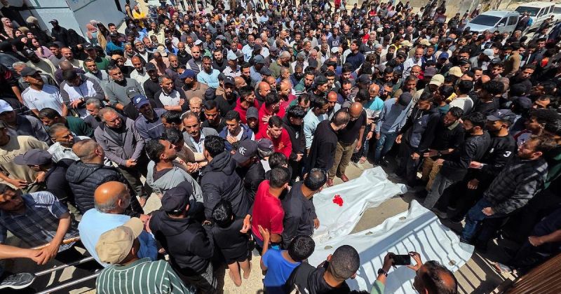 خان يونس تودّع شهيدَي غارة استهدفت مركبة شرطة