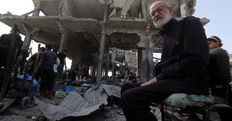 فلسطينيون يتفقدون منازلهم المدمرة عقب غارة جوية إسرائيلية في جباليا
