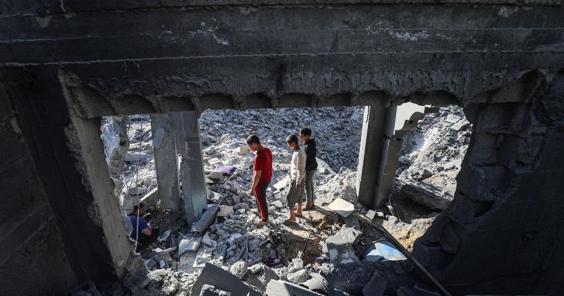 آثار الغارة في البريج تكشف حجم الدمار اليومي في غزة