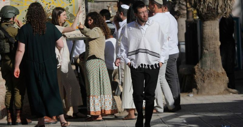 438 مستعمرًا يقتحمون الأقصى في يوم عرفة.. واعتقالات واقتحامات في القدس وسلوان وقلنديا