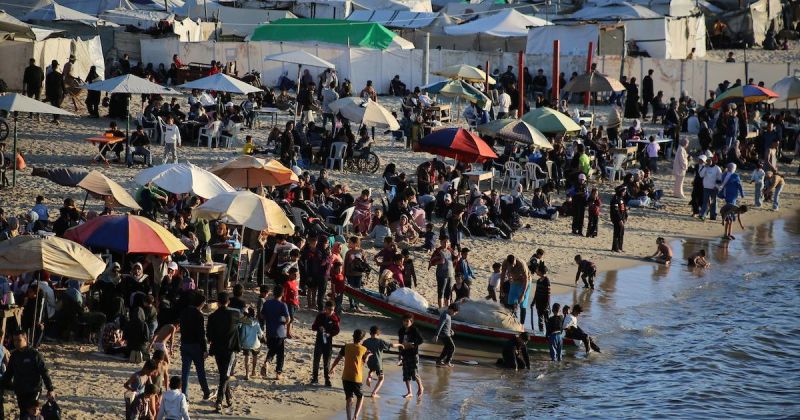 البحر ملاذ النازحين من قسوة الحياة في غزة