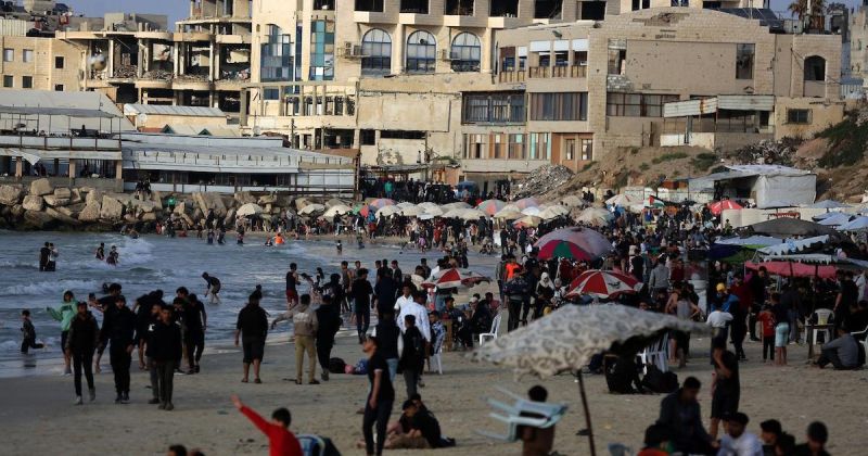 متنفس على شاطئ النزوح في غزة
