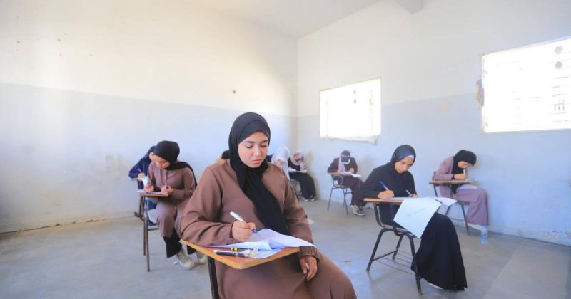 نحو 91 ألف طالب وطالبة يتقدمون اليوم لامتحان الثانوية العامة في الضفة وغزة وسط ظروف صعبة