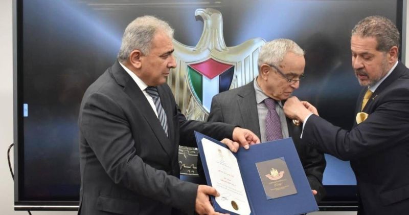 الممثل الخاص للرئيس يقلّد الفنان الراحل أحمد قعبور وسام الثقافة والعلوم والفنون نيابة عن الرئيس