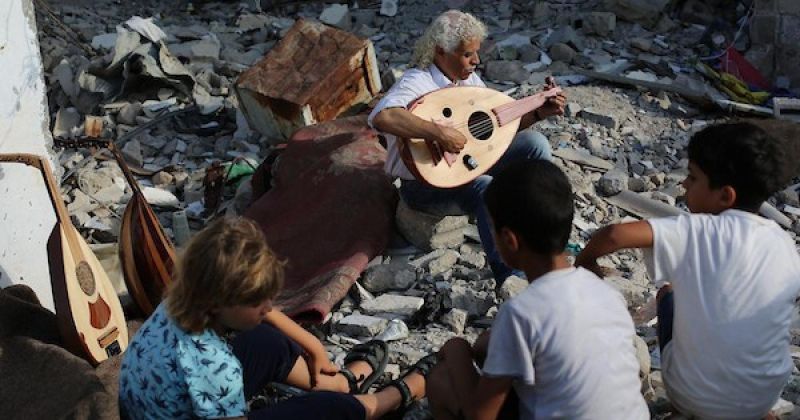 من صناديق المساعدات إلى أوتار العود.. حرفي فلسطيني يحفظ صوت الموسيقى في غزة