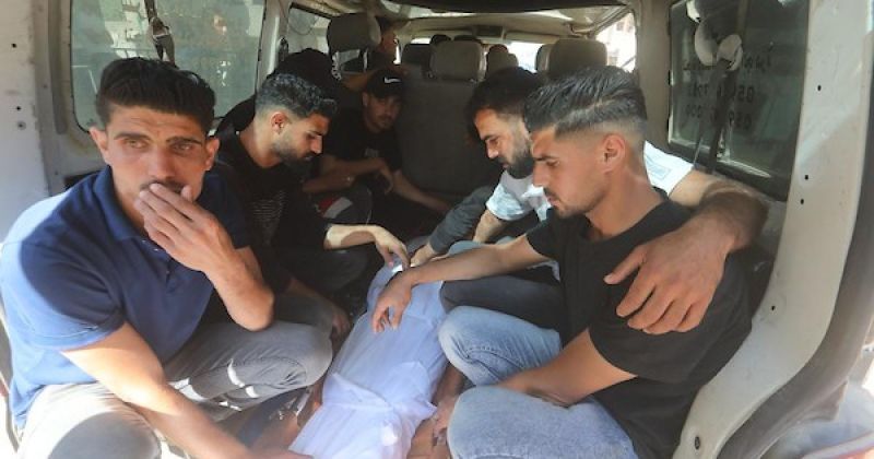 مشيعون في مستشفى الشفاء بمدينة غزة يودعون الفتى عباس محمد أبو جبل