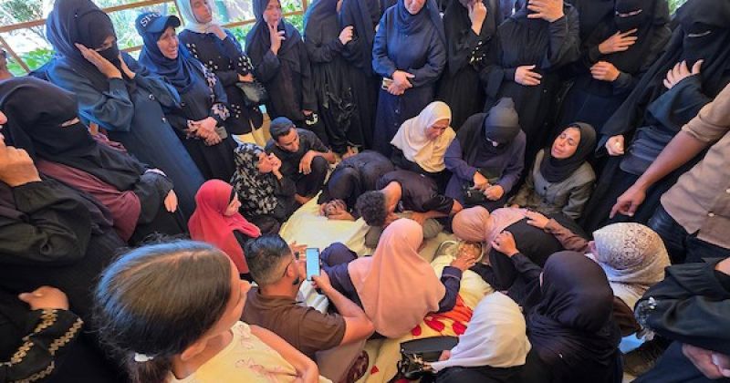 مشيعون يلتفون حول جثماني شاب وشقيقته الصغرى في مجمع ناصر الطبي