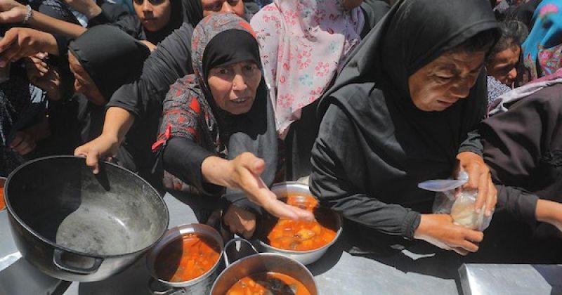 نازحون في غزة يتزاحمون على وجبات الطعام وسط تدهور الأوضاع الإنسانية
