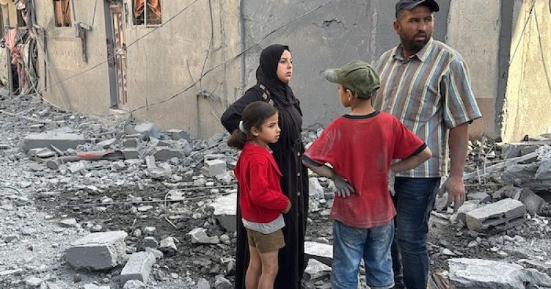 آثار غارة جوية إسرائيلية استهدفت منزل في مخيم المغازي
