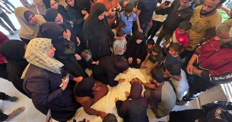 مشيعون يودعون جثماني فلسطينيين في مجمع ناصر الطبي بخان يونس