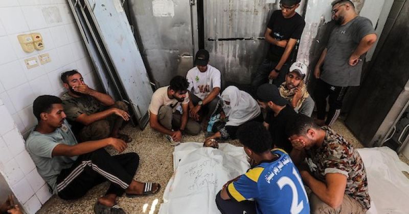 تشييع جثامين ثلاثة فلسطينيين بينهم طفل في مستشفى الأقصى بدير البلح