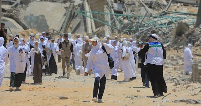 أمام الركام.. طلبة التمريض في غزة يرتدون الأمل