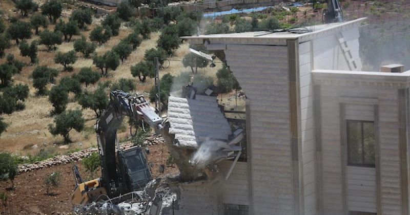 فلسطينيون يتفقدون أنقاض منزل وورشة نجارة هدمتهما جرافات الاحتلال في خربة قلقس جنوب الخليل