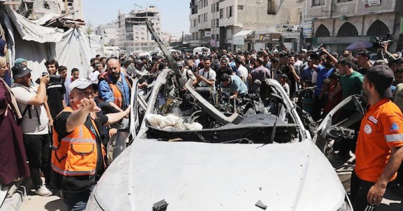 شهداء وجرحى في قصف مسيّرة إسرائيلية مركبة مدنية وسط غزة وتحذيرات من انهيار الخدمات البلدية
