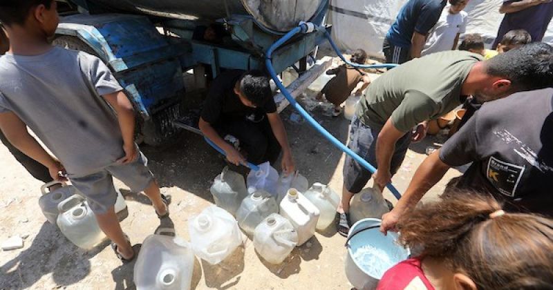 غزة.. نازحون يطاردون قطرة ماء وسط الخيام المتهالكة
