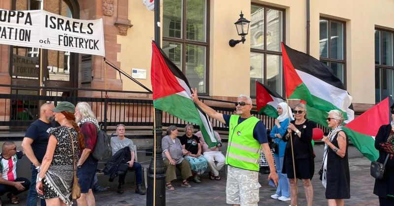 وقفة صامتة في هلسنبوري تجدد التضامن السويدي مع غزة وفلسطين