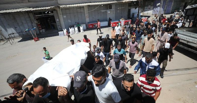 فلسطينيون يشيعون الشرطي منصور سامي شحتوت في مخيم النصيرات