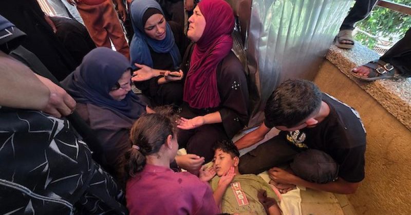 تشييع جثامين فلسطينيين بينهم طفل في مجمع ناصر الطبي بخان يونس
