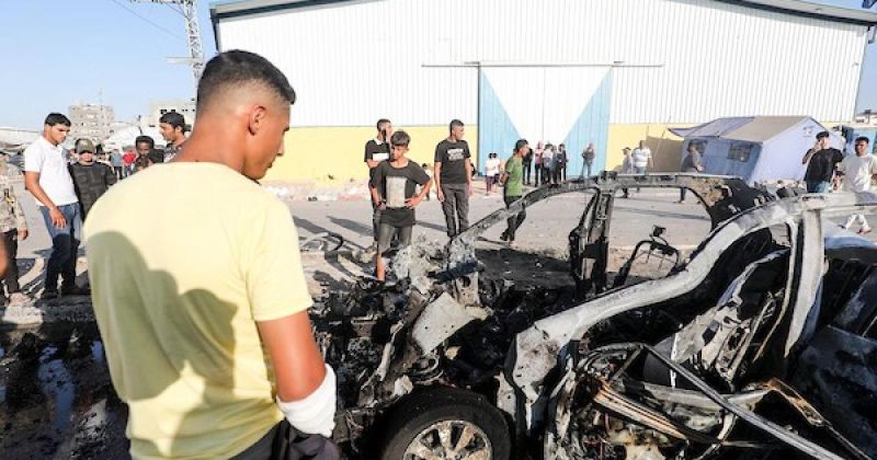 غارة إسرائيلية تدمر مركبة مدنية في المغازي وسط غزة